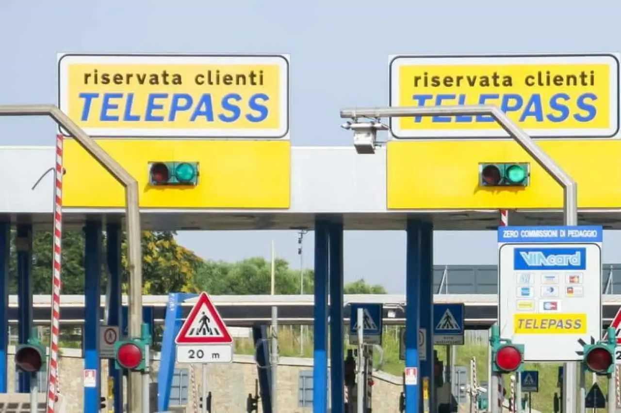 Se hai il telepedaggio in banca controlla subito i costi nascosti: potresti pagare troppo