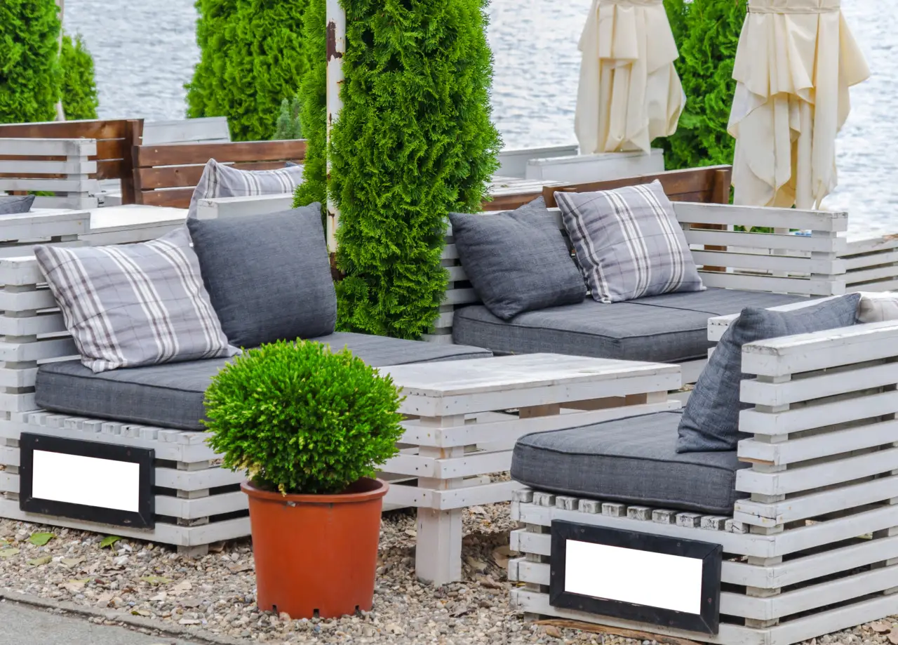 Il trucco per pulire velocemente i mobili da giardino senza rovinarli