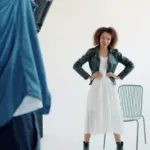 shooting fotografico editoriale con oggetti, carta e atmosfere dal forte impatto narrativo